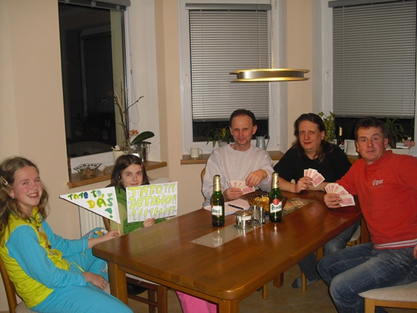 Přátelské foto pro novináře i s mažoretkama na začátku Trojboje 