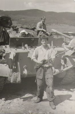 John Magnys Rambo testuje výzbroj v Afganistánu